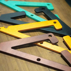 Деревянная вешалка